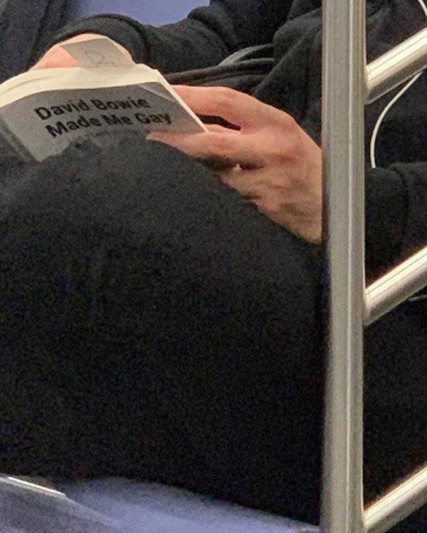 People Reading Interesting Books (44 pics)