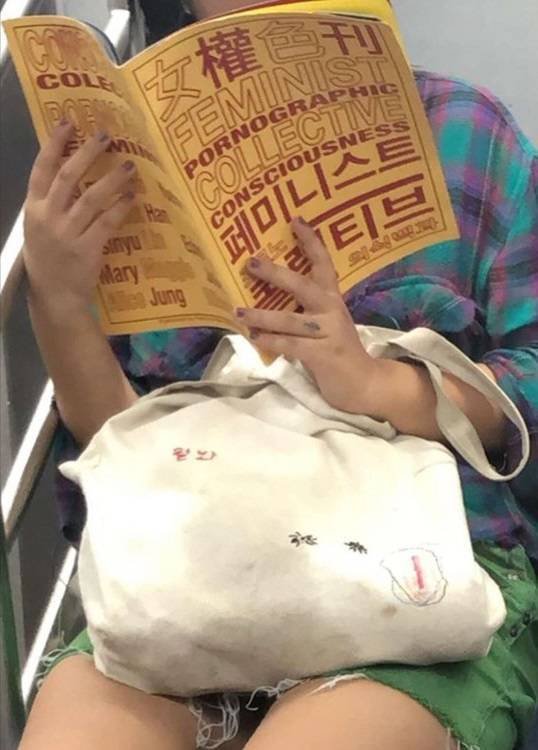 People Reading Interesting Books (44 pics)
