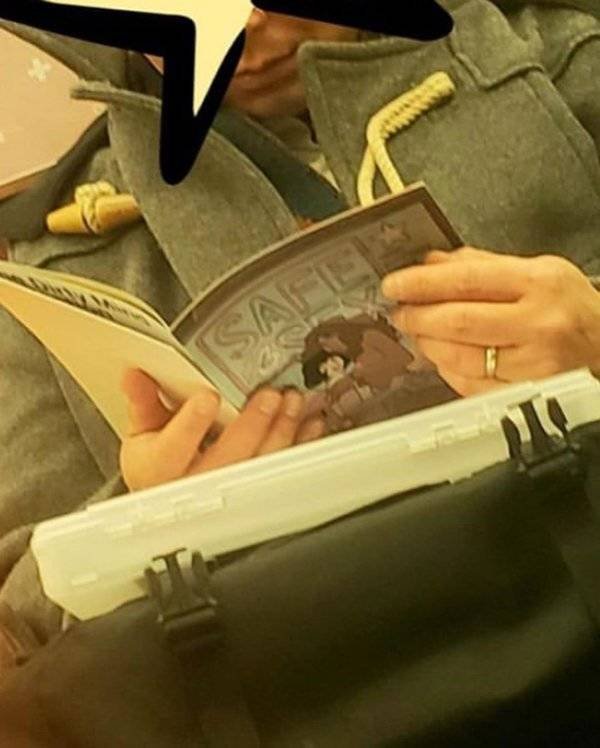 People Reading Interesting Books (44 pics)