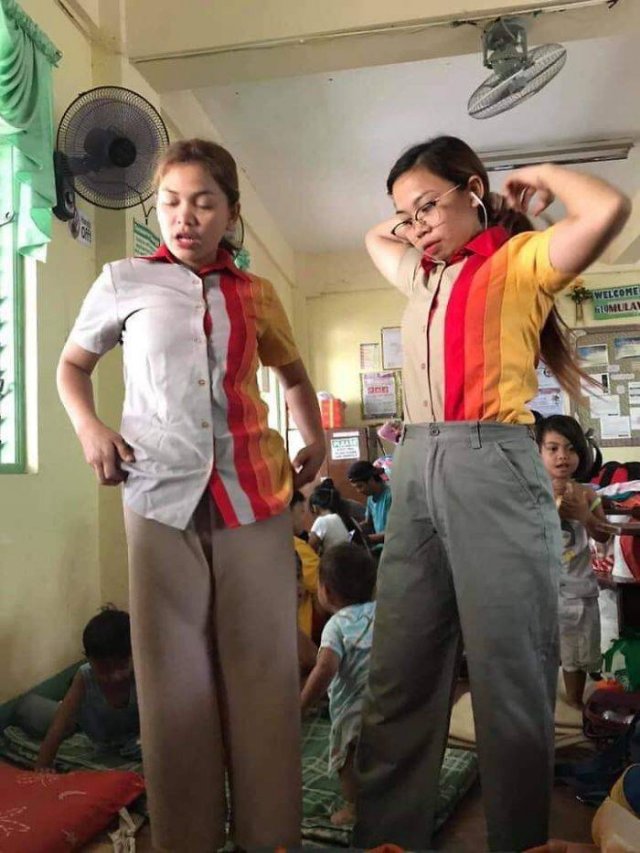 Taal Volcano Donations: Filipinos Pose In Mismatched Clothes (30 pics)