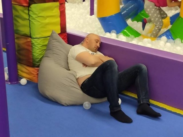 Parenting May Be Exhausting (21 pics) Parenting May Be Exhausting (21 pics)