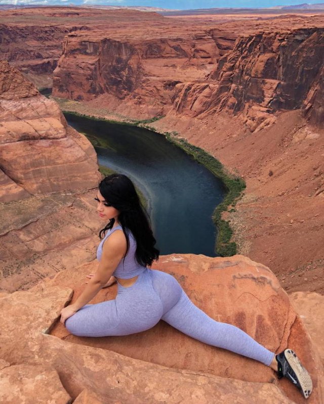 Girls In Yoga Pants (50 pics)