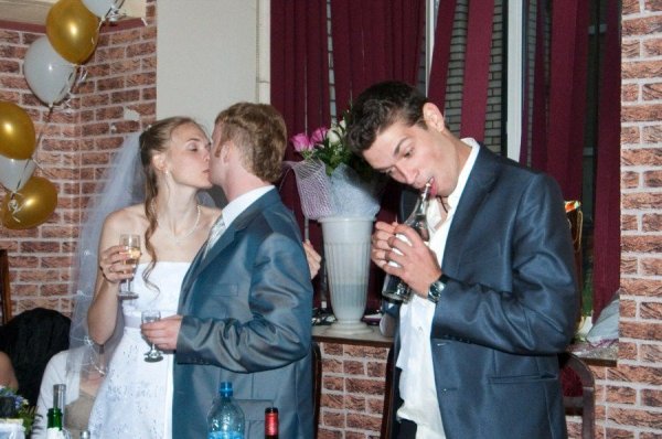 People Doing Strange Things (33 pics)