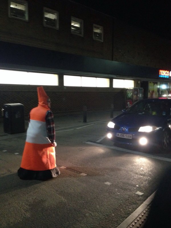 People Doing Strange Things (33 pics)