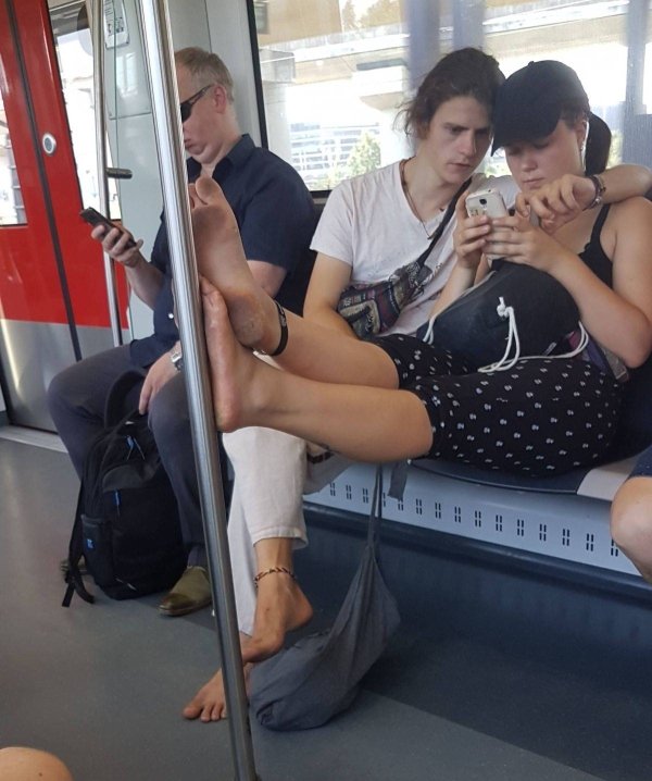 People Doing Strange Things (33 pics)