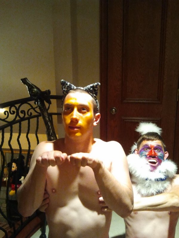 People Doing Strange Things (33 pics)