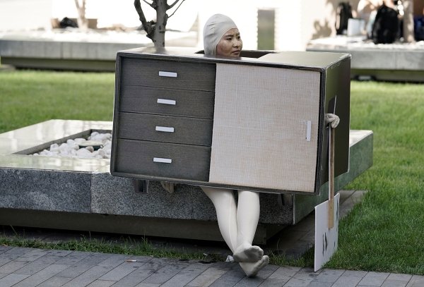 People Doing Strange Things (33 pics)