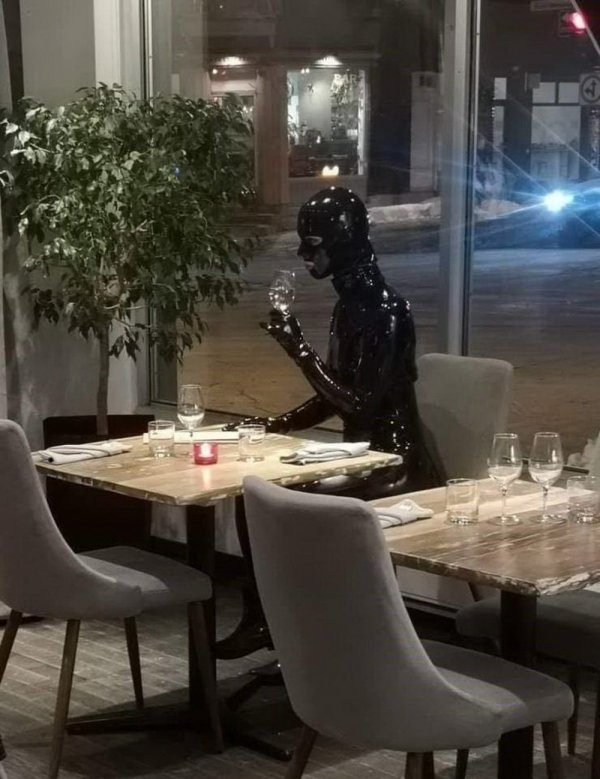 People Doing Strange Things (33 pics)