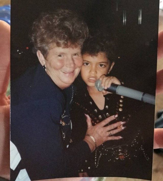 Photos With Celebrities (16 pics)