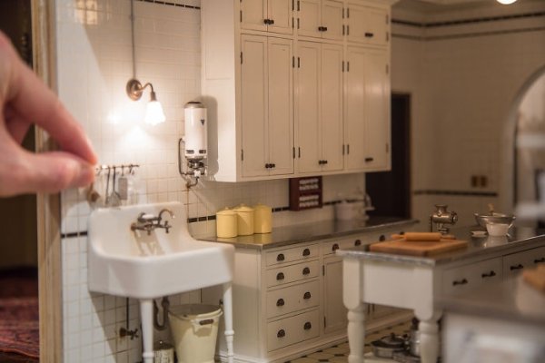 Chris Toledo Creates Miniature Scale Model Rooms (30 pics)
