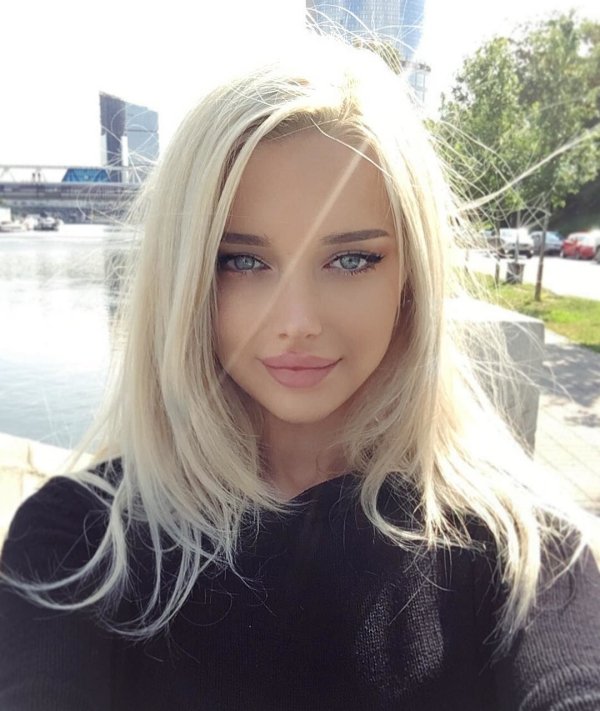 Girls Doing Selfies (70 pics)