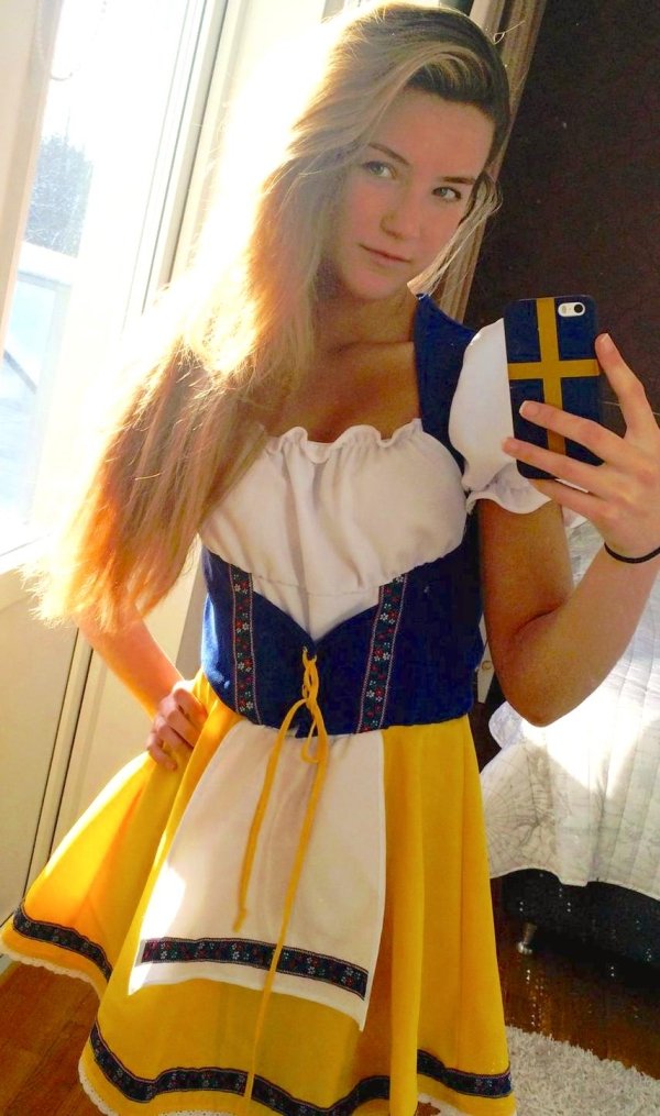 Girls Doing Selfies (70 pics)