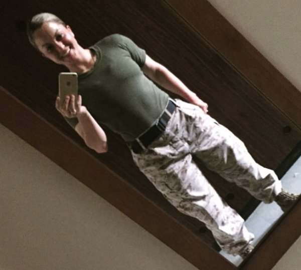 Girls Doing Selfies (70 pics)