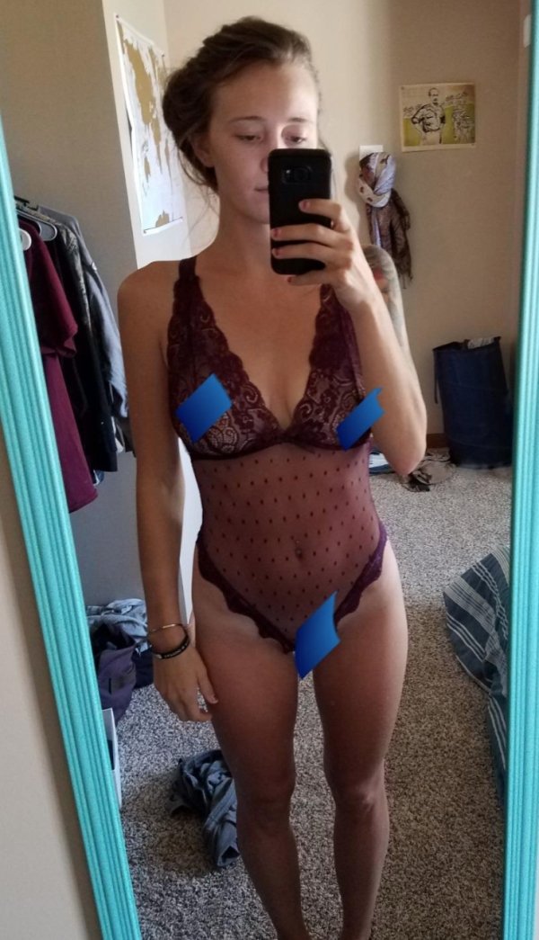 Girls Doing Selfies (70 pics)