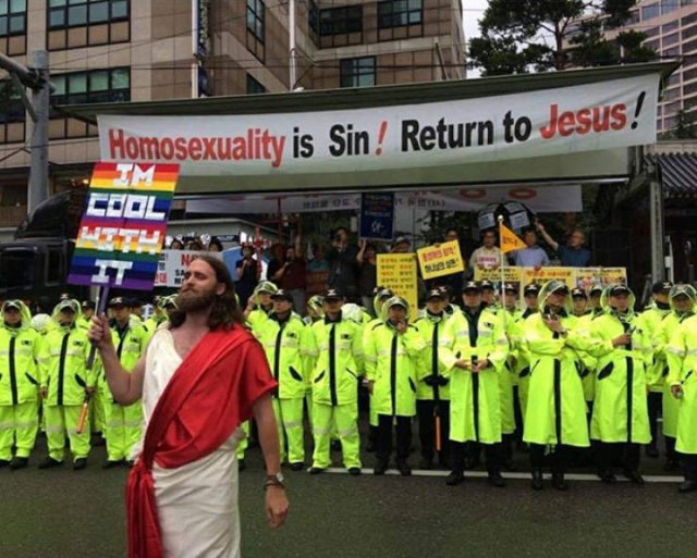 When Trolls Come To Protests (21 pics)