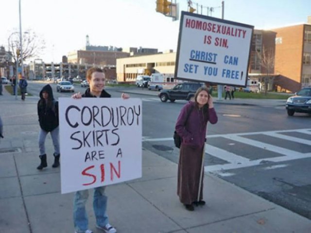When Trolls Come To Protests (21 pics)