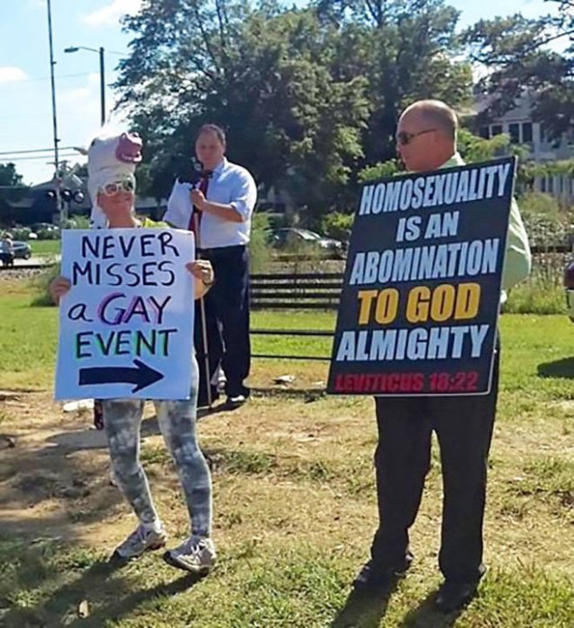 When Trolls Come To Protests (21 pics)