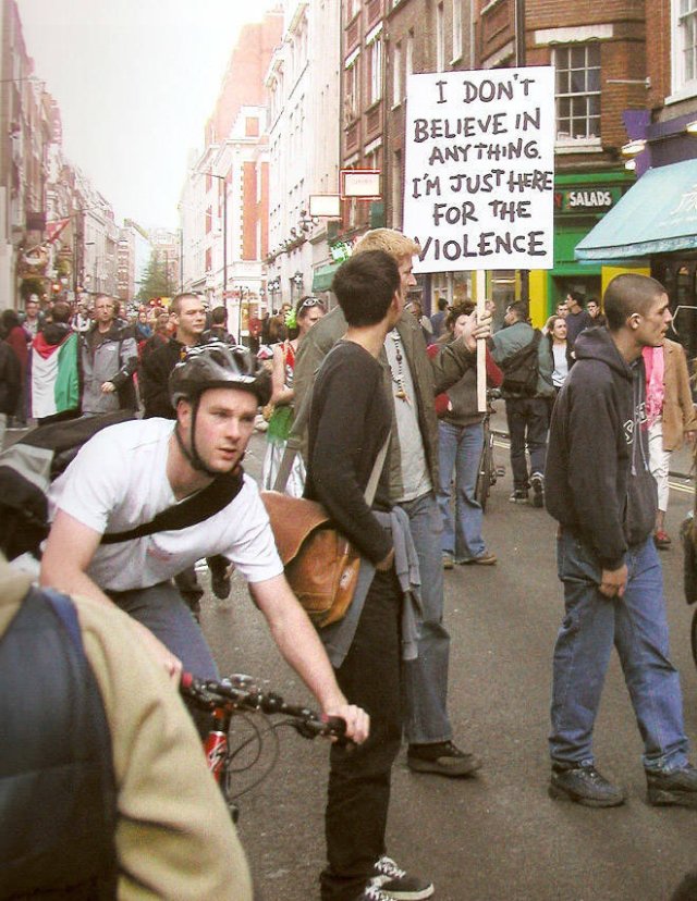 When Trolls Come To Protests (21 pics)