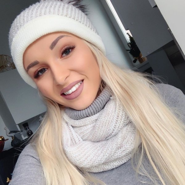 Girls Wearing Winter Clothes (38 pics)