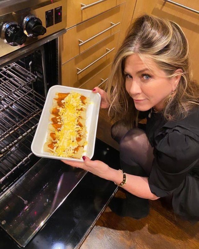 Jennifer Aniston Is 51 Years Old (26 pics)