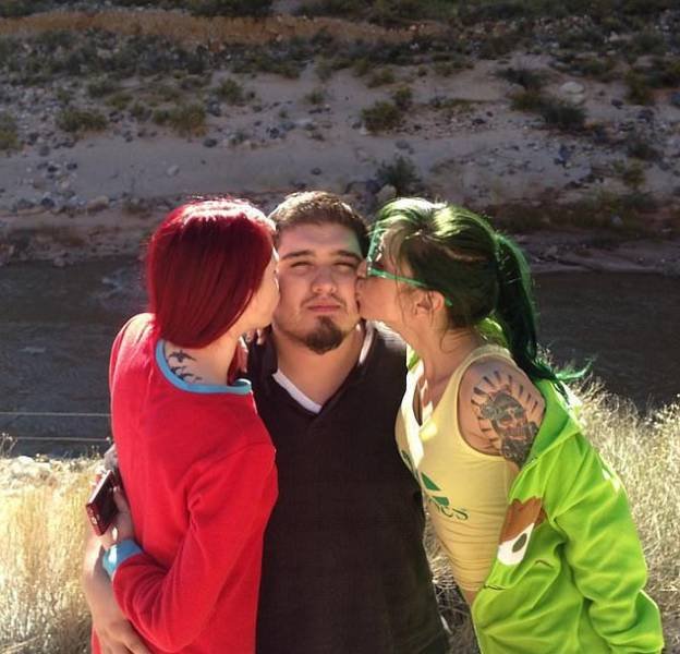 This American Guy Has Two Wives (30 pics)