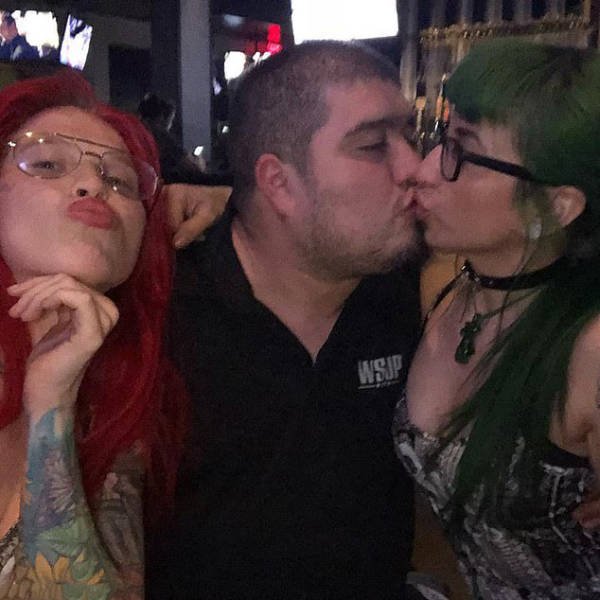 This American Guy Has Two Wives (30 pics)