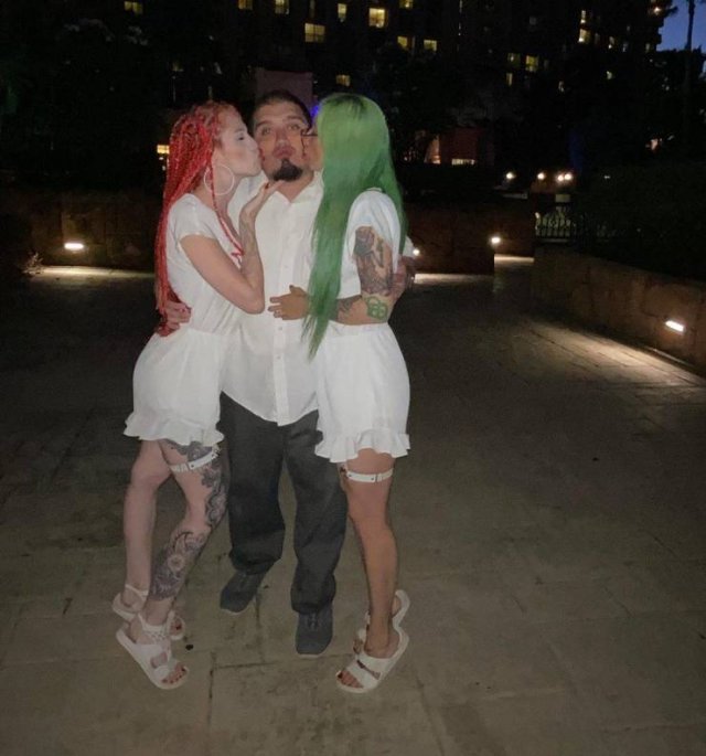 This American Guy Has Two Wives (30 pics)