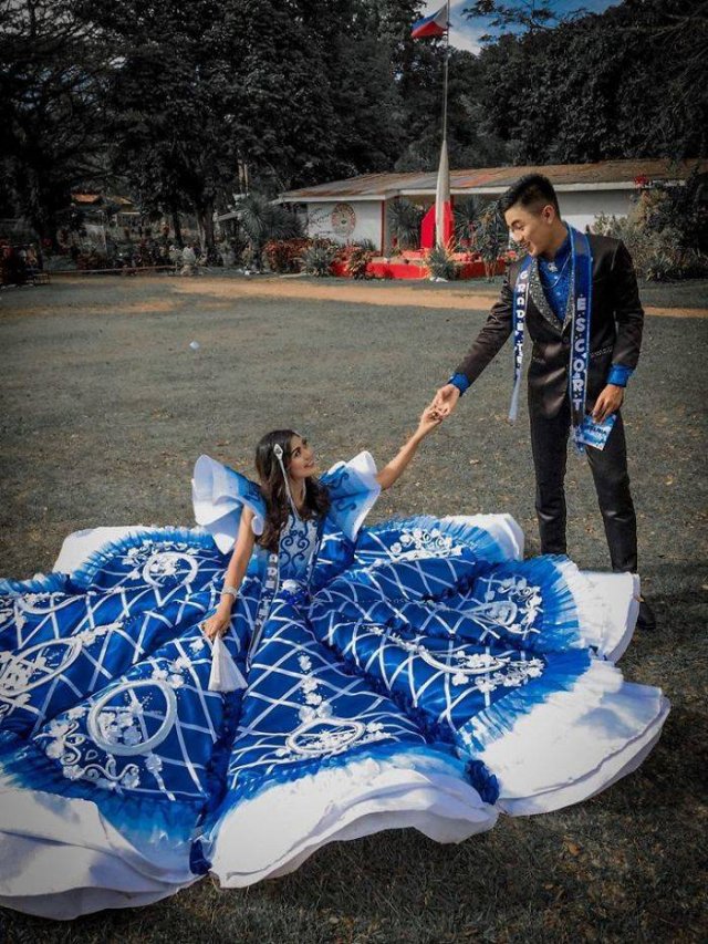Brother Made A Prom Dress For His Sister (17 pics)