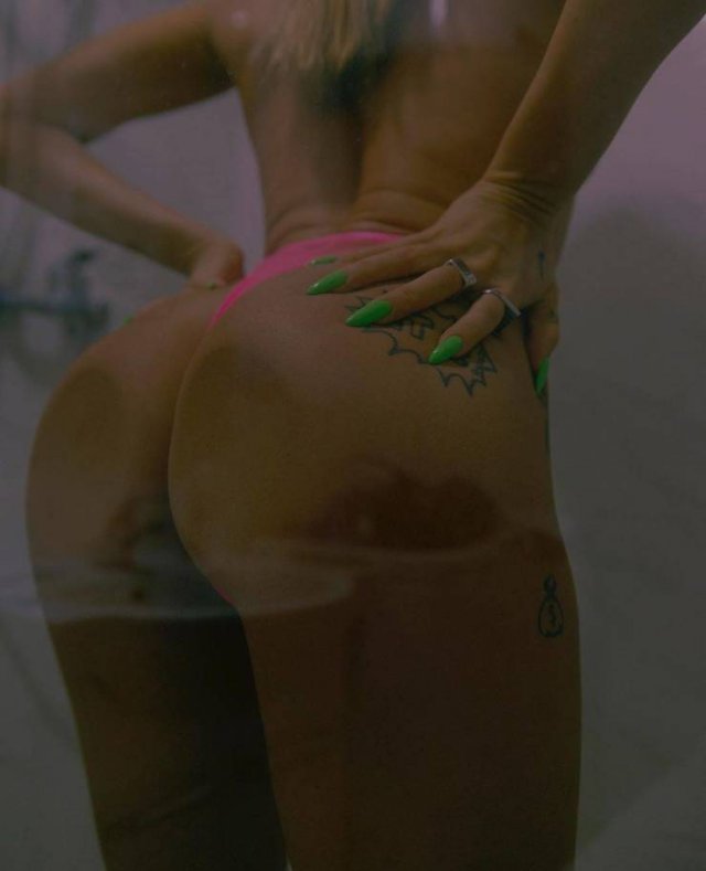 Rear View (56 pics)