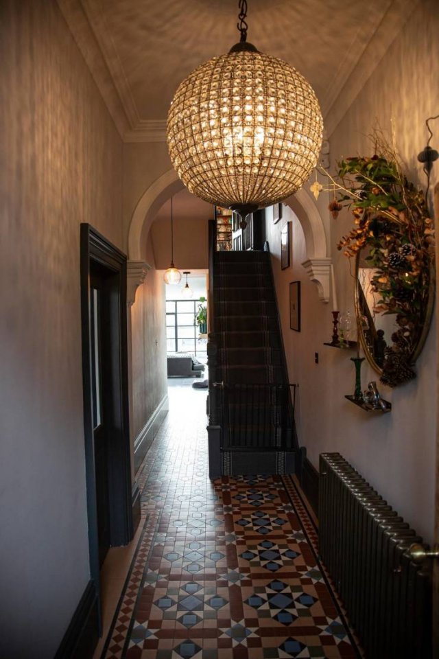 Couple Turned Old House Into Luxury Mansion (15 pics)
