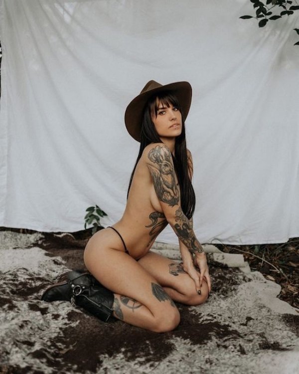 Girls With Tattoos (43 pics)