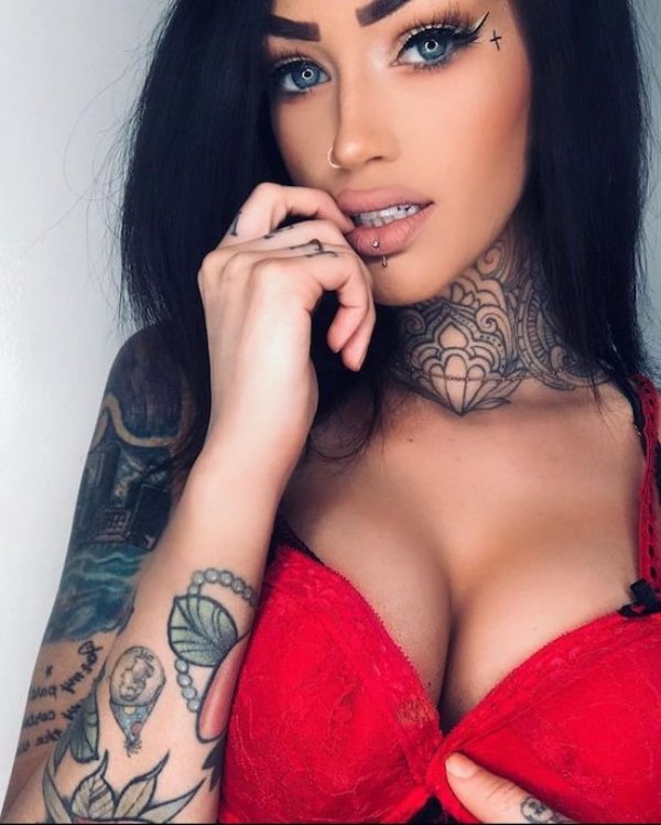 Girls With Tattoos (43 pics)