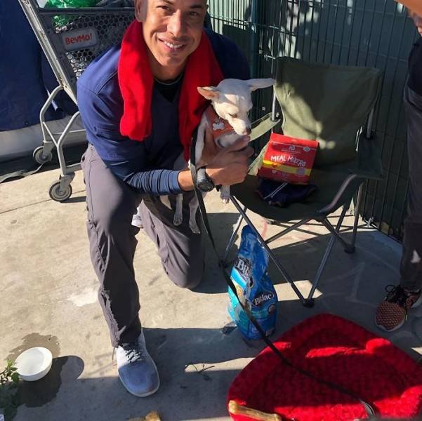 Californian Veterinarian Cures Homeless People's Animals For Free (13 pics)