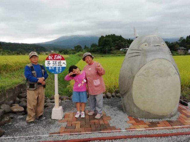 Japanese Elderly Couple Created A Real-Life Totoro Bus Stop (31 pics)