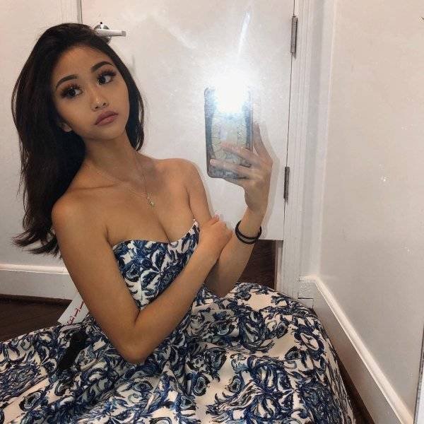 Girls Doing Selfies (45 pics)