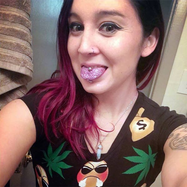 Weird Glitter Tongue Trend (21 pics)