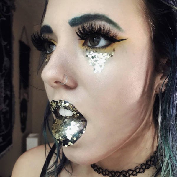 Weird Glitter Tongue Trend (21 pics)