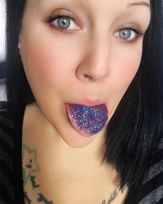 Weird Glitter Tongue Trend (21 pics)
