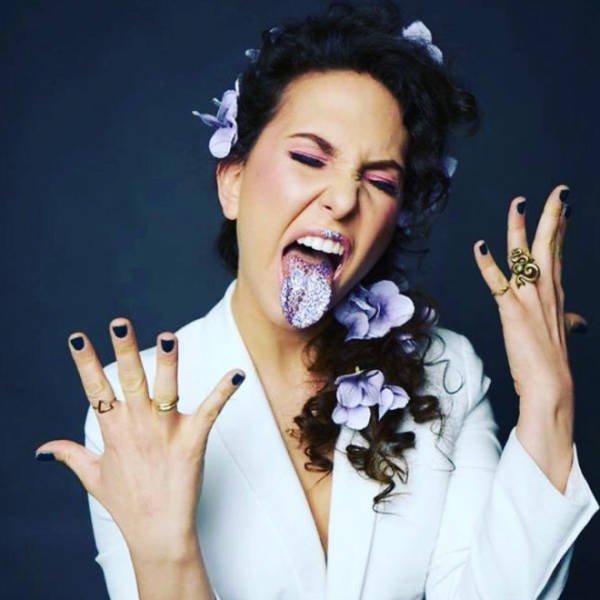 Weird Glitter Tongue Trend (21 pics)