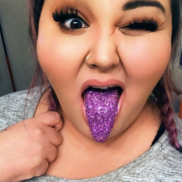 Weird Glitter Tongue Trend (21 pics)