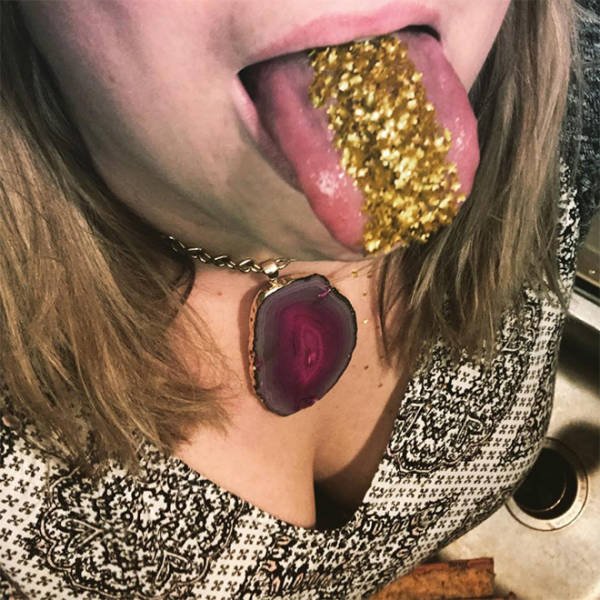 Weird Glitter Tongue Trend (21 pics)