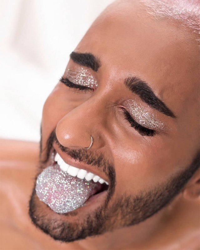 Weird Glitter Tongue Trend (21 pics)