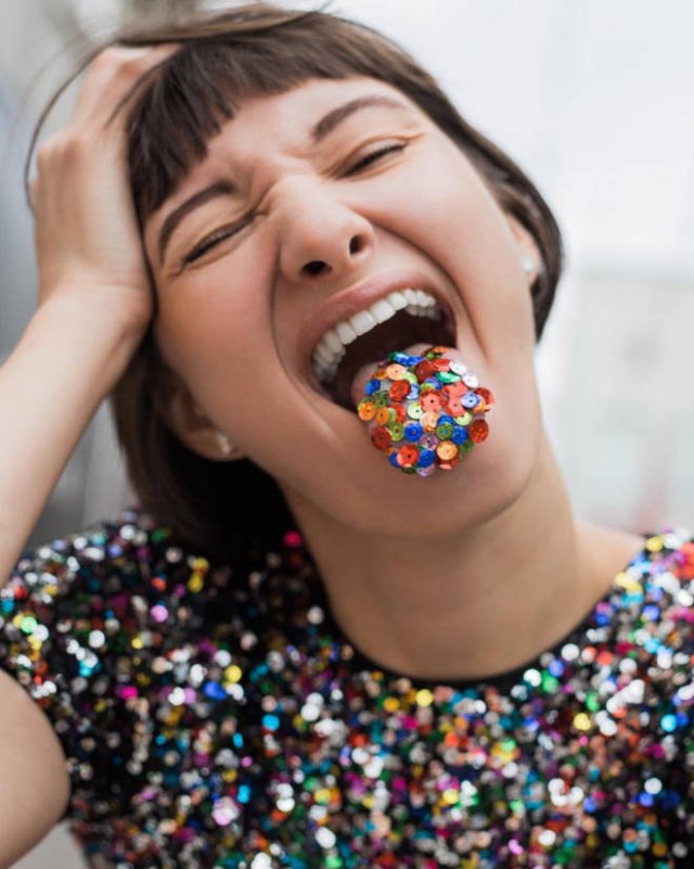Weird Glitter Tongue Trend (21 pics)