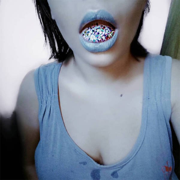 Weird Glitter Tongue Trend (21 pics)