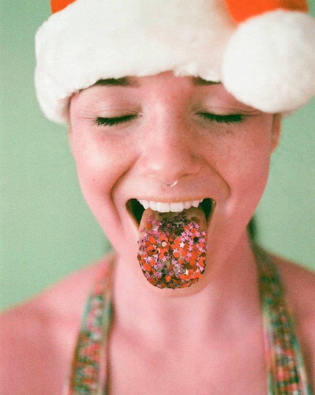 Weird Glitter Tongue Trend (21 pics)