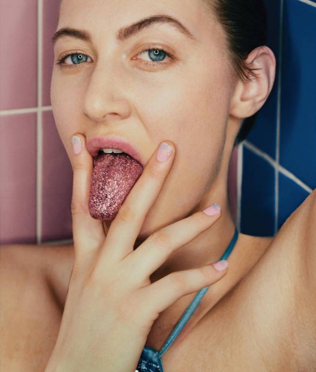 Weird Glitter Tongue Trend (21 pics)