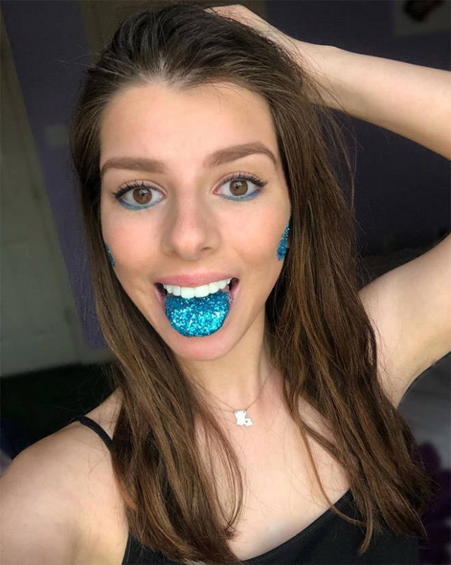 Weird Glitter Tongue Trend (21 pics)
