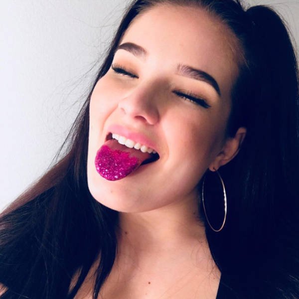 Weird Glitter Tongue Trend (21 pics)
