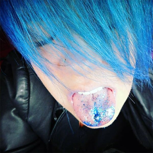 Weird Glitter Tongue Trend (21 pics)