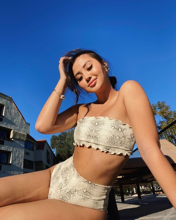 Girls In Bikinis (45 pics)